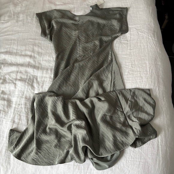 Abercrombie & Fitch Frosty Olive Short-Sleeve Crinkle Satin Maxi Dress - S - Picture 5 of 8